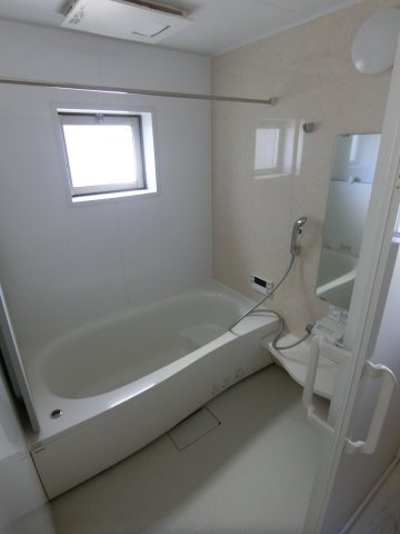 井田戸建の浴室