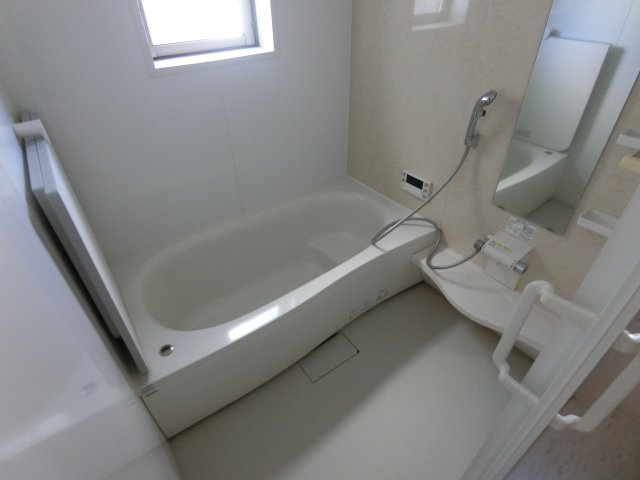井田戸建の浴室