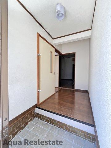 高松市福岡町戸建ての玄関|明るい玄関です