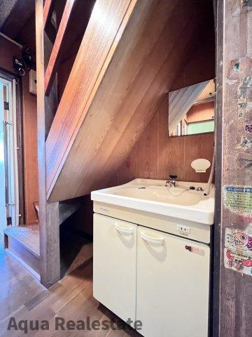 高松市福岡町戸建ての独立洗面台|独立洗面台、小物を置くことができて便利です