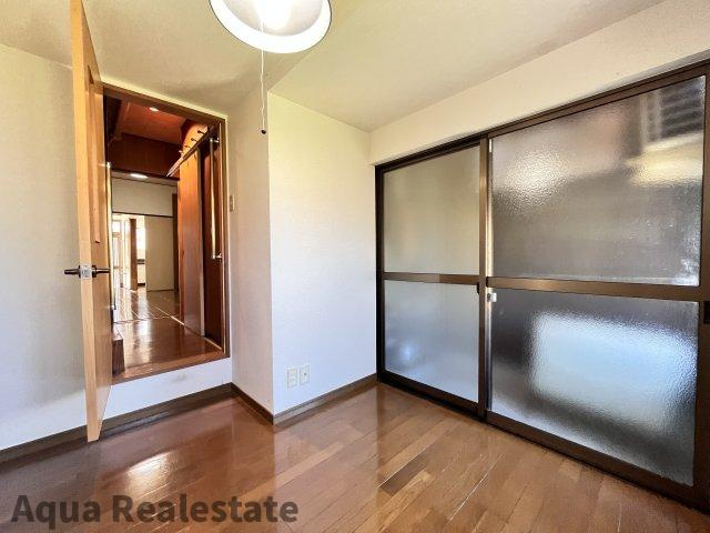 高松市福岡町戸建ての寝室|広くて明るい寝室