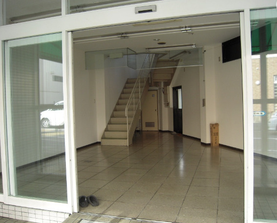 大津市大江２丁目の店舗の玄関