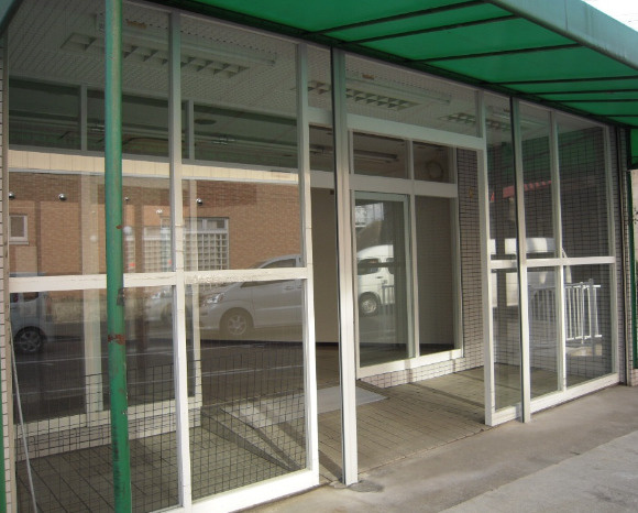 大津市大江２丁目の店舗の玄関