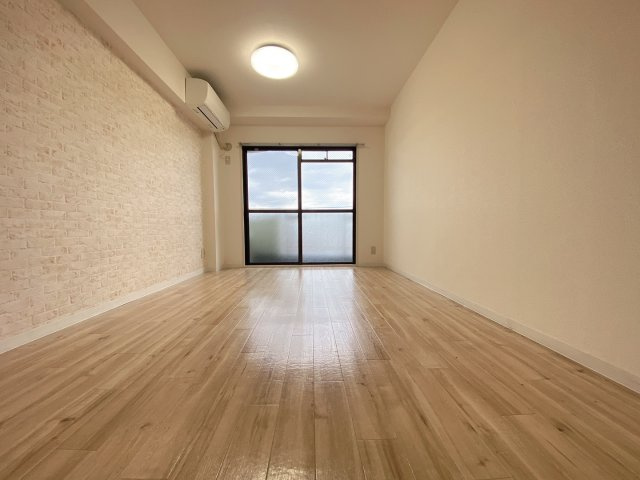 スクエアメゾン阪南の居間・リビング|同物件別部屋