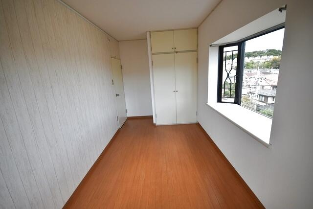 スカイテラスの内装|出窓のある洋室