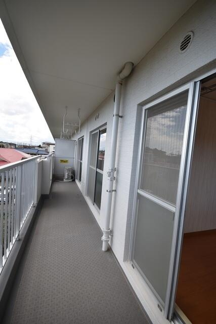 スカイテラスのバルコニー|南側３部屋分の広いベランダです
