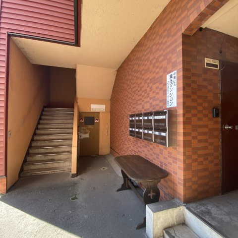 東光マンションのエントランス|建物の内部です