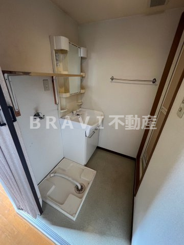 生野区中川一丁目店舗　BRAVI不動産の洗面所|【生野区中川一丁目店舗付住宅】スペースが確保できる洗面所です