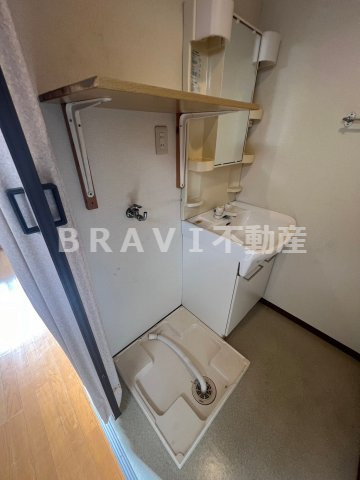 生野区中川一丁目店舗　BRAVI不動産の設備|【生野区中川一丁目店舗付住宅】洗濯パン