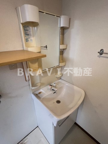 生野区中川一丁目店舗　BRAVI不動産の独立洗面台|【生野区中川一丁目店舗付住宅】朝の支度にも助かる、独立の洗髪洗面化粧台