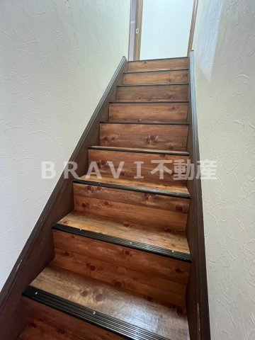 生野区中川一丁目店舗　BRAVI不動産の内装|【生野区中川一丁目店舗付住宅】階段