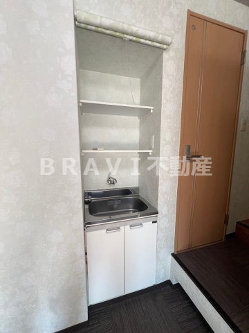 生野区中川一丁目店舗　BRAVI不動産のキッチン|【生野区中川一丁目店舗付住宅】コンパクトなキッチンで掃除もラクラク