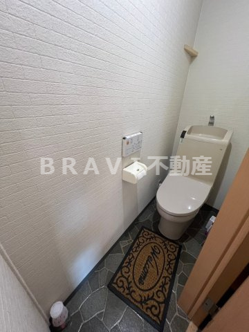 生野区中川一丁目店舗　BRAVI不動産のトイレ|【生野区中川一丁目店舗付住宅】ゆったりとした空間のトイレです