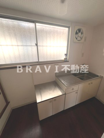 生野区中川一丁目店舗　BRAVI不動産のキッチン|【生野区中川一丁目店舗付住宅】お料理しやすいキッチンです