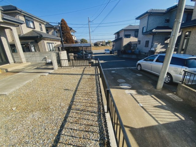 中古戸建の前面道路含む現地写真