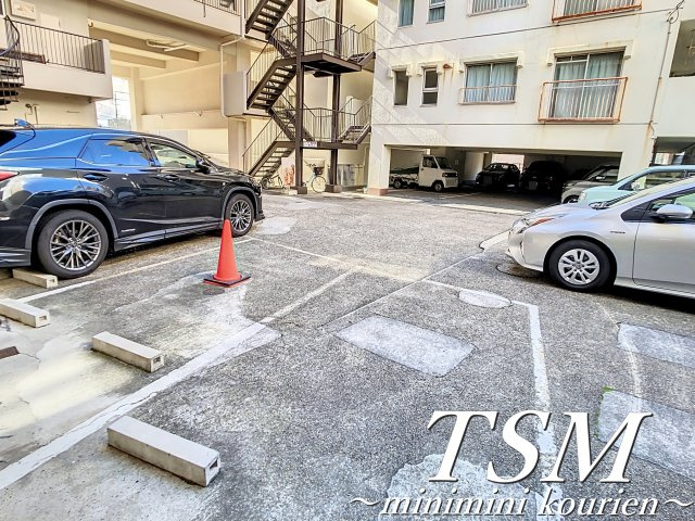 龍宝マンションの駐車場