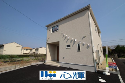【外観】 | クレイドルガーデン防府市勝間 第３ (３号棟） | 明るい日差しが差し込む現地。車もゆったり駐めることができます。ぜひ現地をご覧ください。

