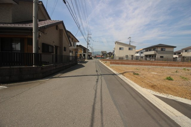 《分譲地》栃木市沼和田町　全8区画（区画6）の前面道路含む現地写真|分譲地南側道路