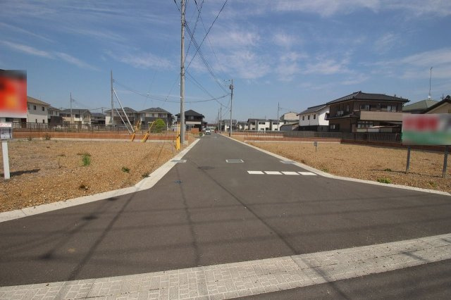 《分譲地》栃木市沼和田町　全8区画（区画6）の前面道路含む現地写真|分譲地東側道路