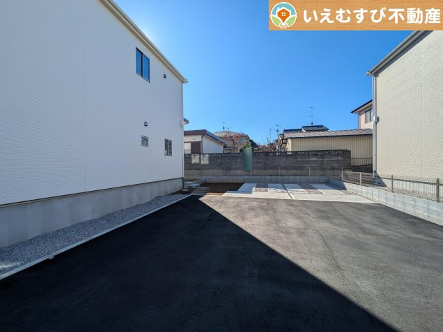 URBAN STYLE　深谷市上野台1期の駐車場|2台駐車可能なスペース完備
しっかり舗装してある駐車スペースで天気が悪く足元が悪い日でも乗り降りしやすい♪