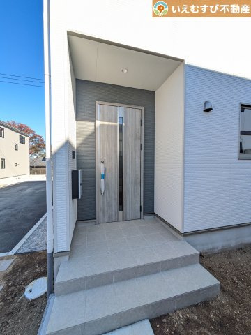 URBAN STYLE　深谷市上野台1期のエントランス|落ち着いた色づかいのエントランス
駐車場からアクセスの良いエントランス。雨の日や荷物が多くても安心の動線♪