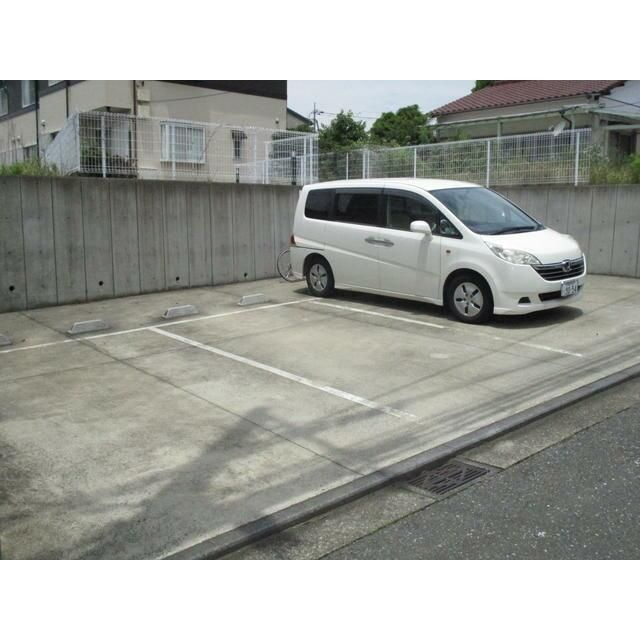 ソレイユ川和台の駐車場