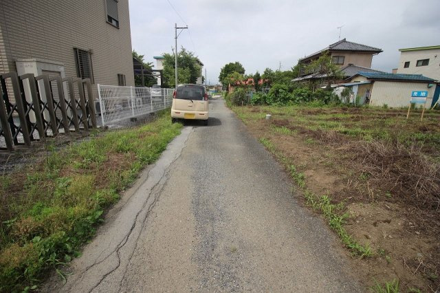 栃木市川原田町の前面道路含む現地写真|敷地の南側にある道路を東から西に向かって撮影