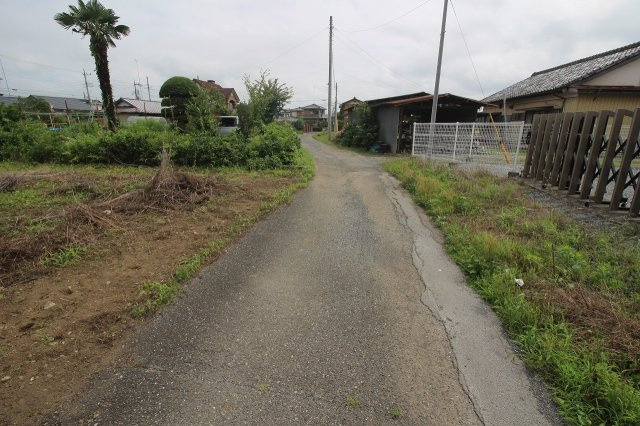 栃木市川原田町の前面道路含む現地写真|敷地の北側にある道路を東側から西に向かって撮影