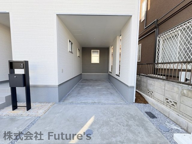 三郷市戸ヶ崎1丁目　新築戸建　全1棟　の駐車場|ビルトインガレージで大切なお車を雨から守れます