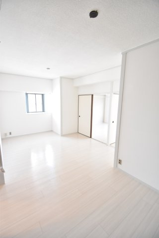 大阪市都島区中野町１丁目の賃貸マンションの居間・リビング