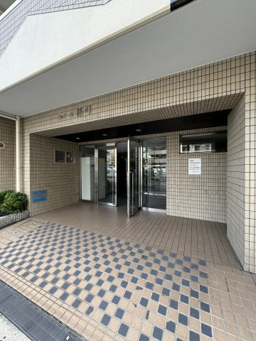 ファミーユ桜川のエントランス