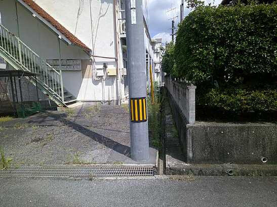 【前面道路含む現地写真】