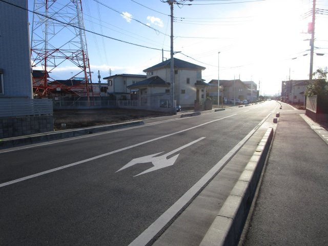 桶川市下日出谷東　売地の前面道路含む現地写真