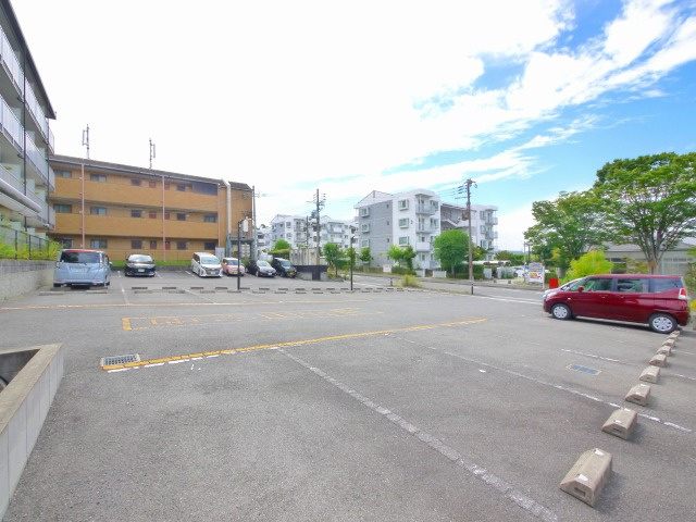 レオパレスビューヒルズテンの駐車場