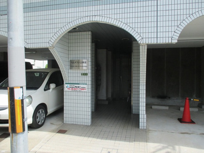 【エントランス】 | ベルメゾン上新庄 | 落ちついた外観にマッチしたエントランスです