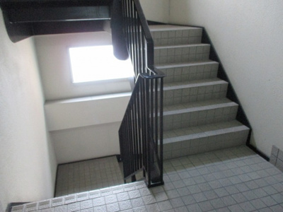 【その他共用部分】 | ベルメゾン上新庄 | 共用階段です