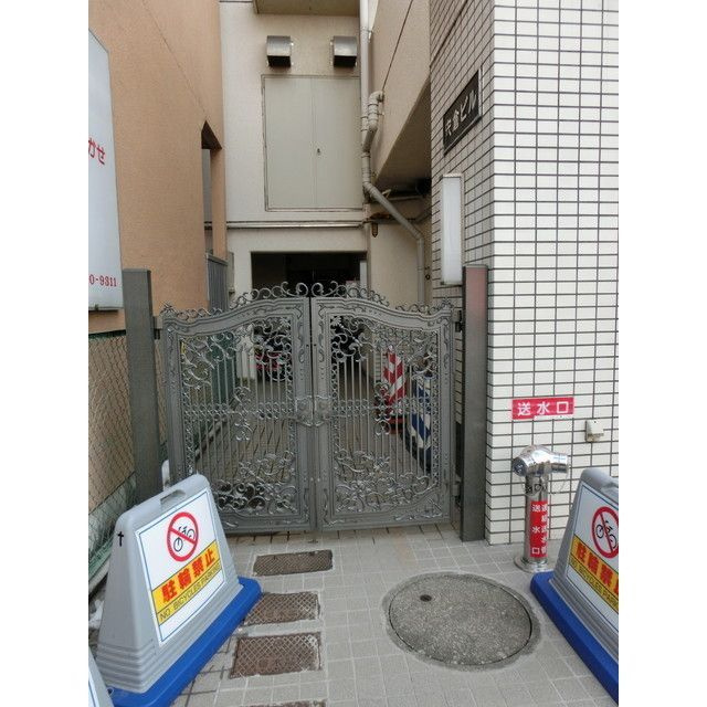 宍倉ビルの駐車場