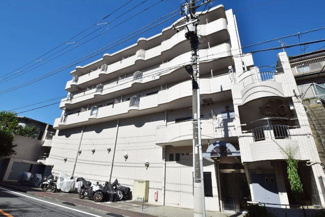 【外観】 | 青空によく映える建物です。手入れの行き届いた外壁やマンション正面エントランスなど、綺麗な姿をぜひ一度、現地にてご覧ください。～即日のご見学可能～　お問合せはお気軽にどうぞ。