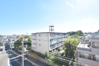 【展望】 | 眼前に広がる空の雄大さと、このお部屋の自慢の一つである「眺望」をご覧ください。毎日、この景色を独り占めできる新生活に夢が広がります。～即日のご見学可能～　お問合せはお気軽にどうぞ。