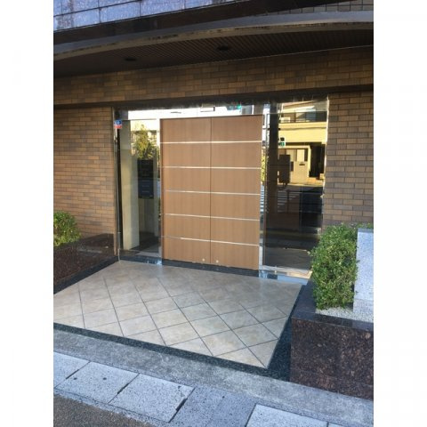 岐阜市鹿島町５丁目の賃貸マンションのエントランス