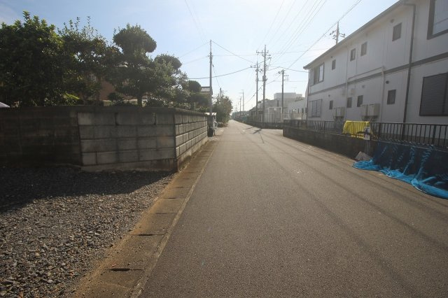 野木町丸林の前面道路含む現地写真|南西側道路を北西側より南東方向へ（2021年10月撮影）
