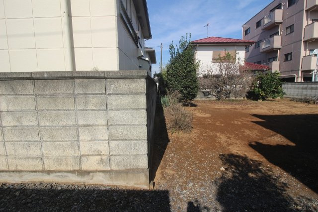 野木町丸林の外観|南西側境界部分（2021年10月撮影）