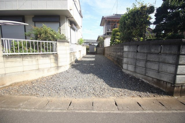 野木町丸林の外観|敷延部分を前面道路より（2021年10月撮影）