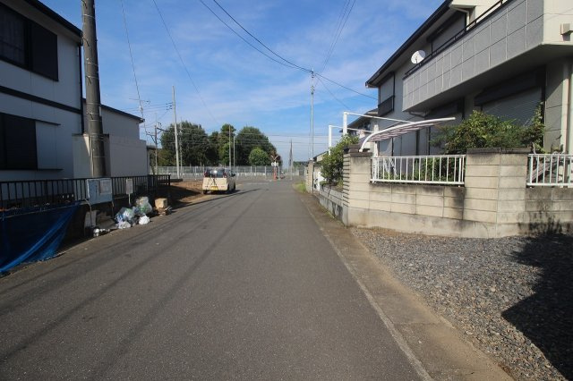 野木町丸林の前面道路含む現地写真|南西側道路を南東側より北西方向へ（2021年10月撮影）