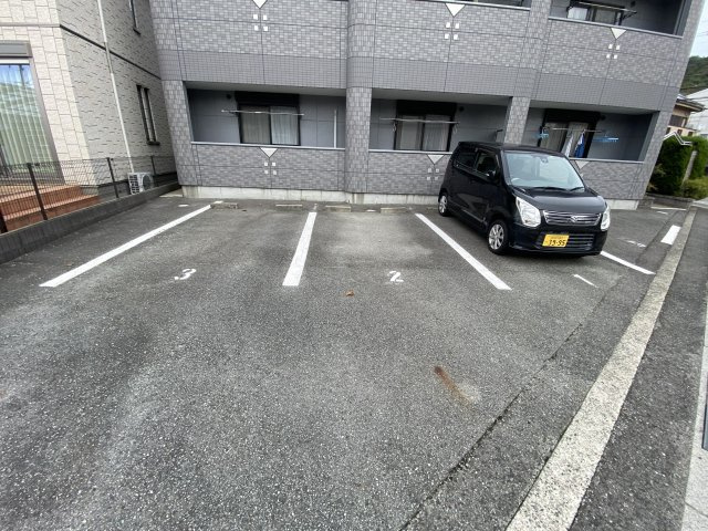 アシュランスの駐車場