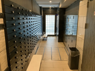 【エントランス】 | 大切な荷物の受け取りに便利な宅配ボックス設置！
