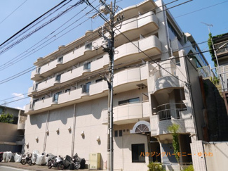 【外観】 | 開放感ある立地。RC造タイル張りののしっかりした建物です。