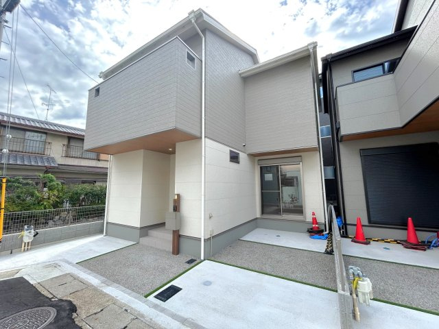 ◆バス停徒歩３分◆ファミリークローゼット付◆駐車２台可能◆山科区大塚元屋敷町の駐車場|駐車場