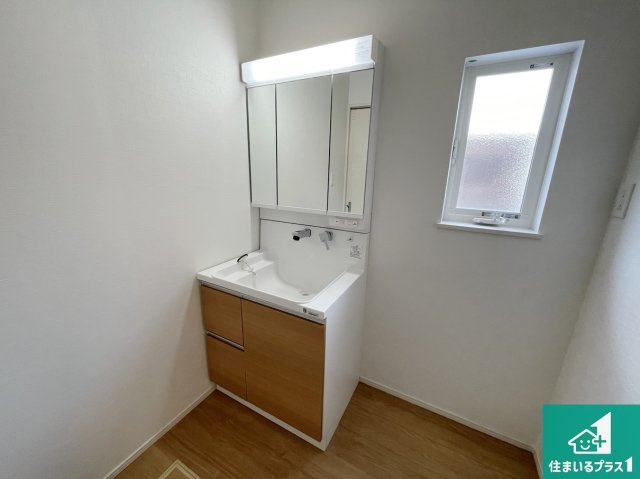 川辺郡猪名川町伏見台　第8期　新築一戸建ての独立洗面台|清潔感のある洗面台です。フラットな鏡は掃除がしやすく毎日清潔！鏡裏には収納があるのでスッキリとした洗面台が保てます。