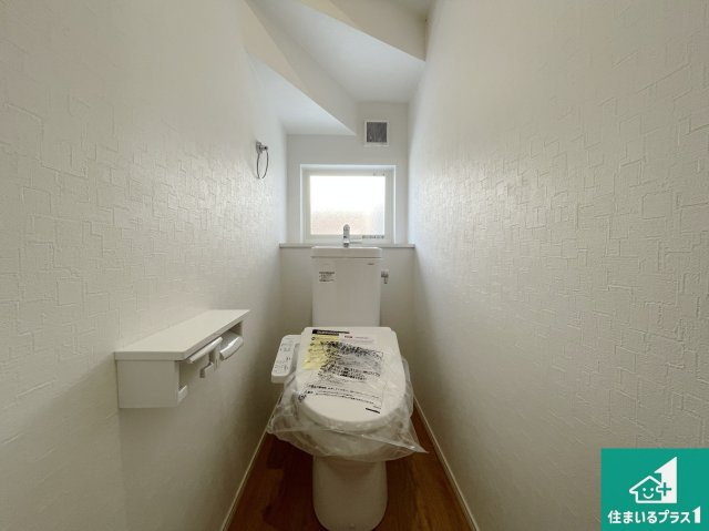 川辺郡猪名川町伏見台　第8期　新築一戸建てのトイレ|1・2階の2ヶ所にあるので、朝の忙しい時間の順番待ちもなく、深夜の利用にも大変便利です。